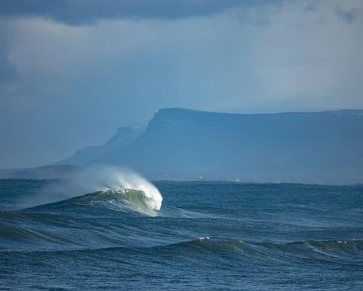 The Wild Atlantic Way at Easkey, County Sligo — Atlantic surf breaking along the rocky shore